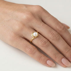 Anillo único de perla blanca con circonia cúbica