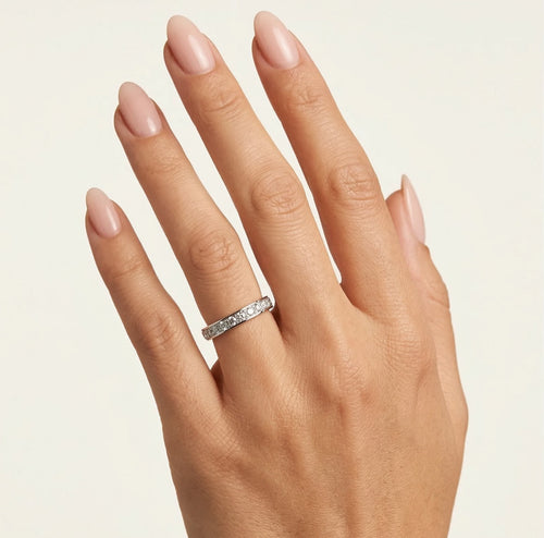 Stylový snubní prsten z bílého zlata