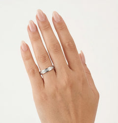 Anillo de boda de oro blanco con franja mate