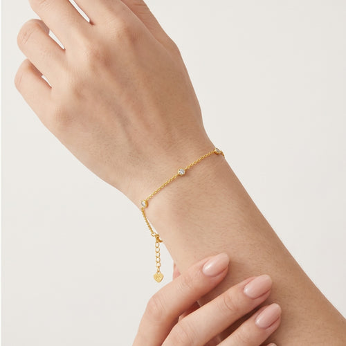 Silbervergoldetes Kettenarmband mit drei Zirkonia
