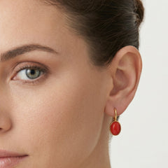 Pendiente de oro amarillo con coral rojo