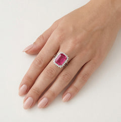 Anillo de plata de ley con rubí corte esmeralda