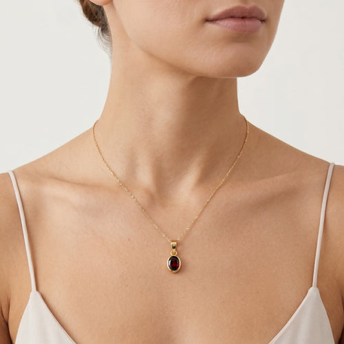 Garnet oval pendant in yellow gold