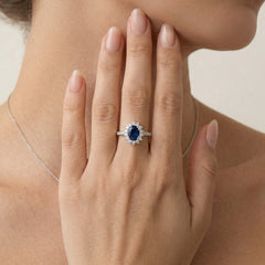 Sophisticated 18kt gold sapphire and diamond ring