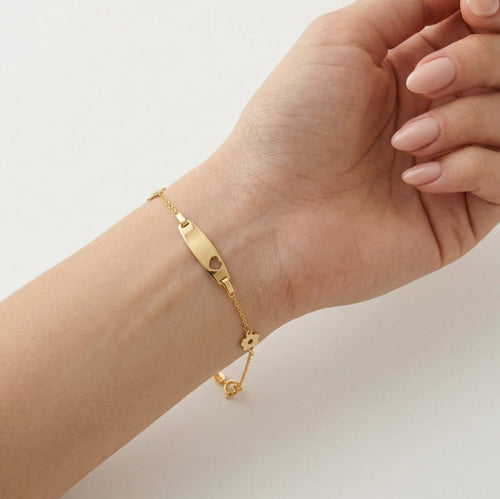 Gold-Armband mit Blumenakzenten und zentralem Plättchen