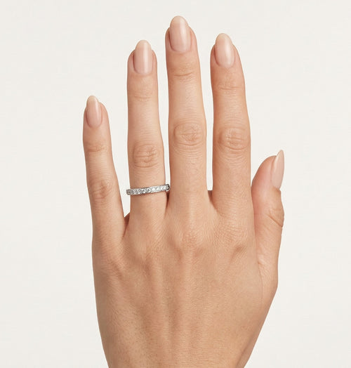 Klassischer Weißgold-Ehering mit Steinen