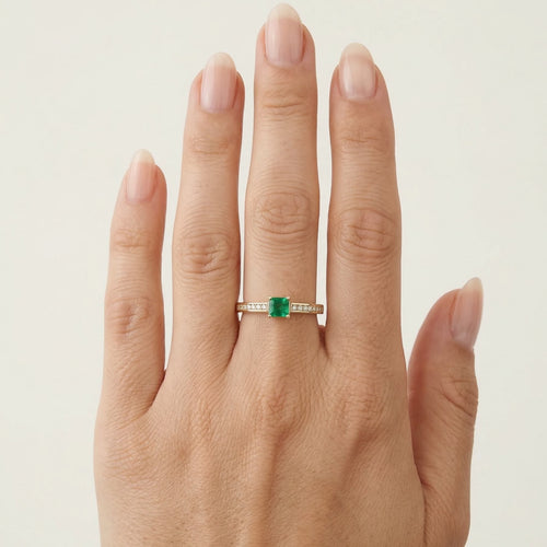 Eleganter Goldring mit Smaragd und Diamanten