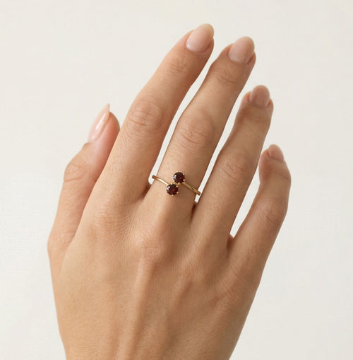 Gelbgoldring mit zwei Granatkugeln