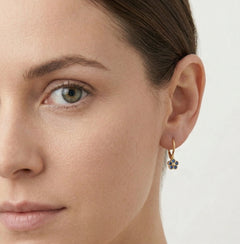 Zlaté náušnice ve tvaru modré květiny