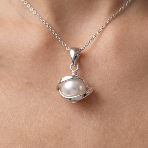 Silver spiral pearl pendant
