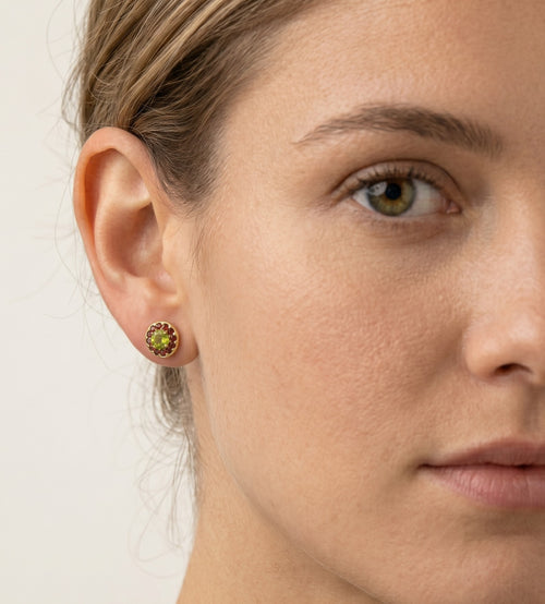 Pendientes Harmony en oro amarillo con moldavita y granate