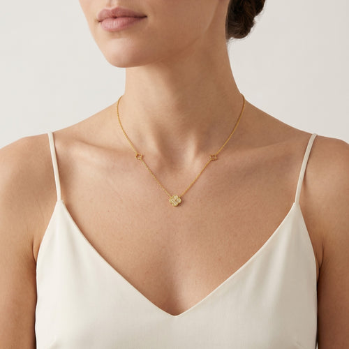 Elegante Halskette mit goldenen Kleeblatt