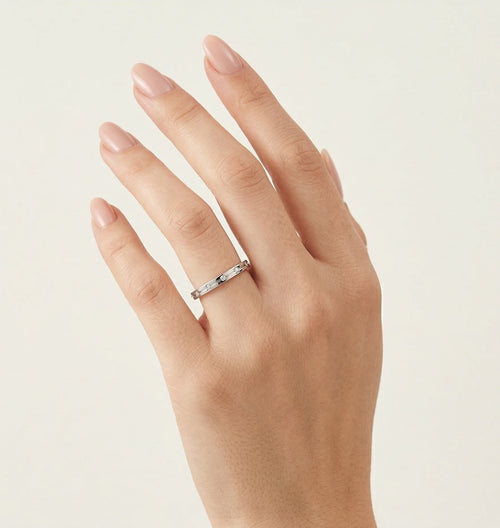 Kleiner quadratischer Ring aus Weißgold