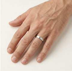 Alliance élégante en or blanc