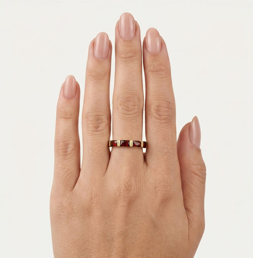 Goldring mit vierfach strahlendem Granat in Stabform