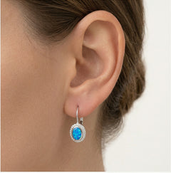 Ovaler Ohrring mit blauem Opal in Zargenfassung und Klappverschluss