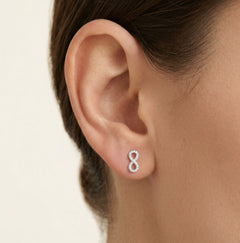 Pendientes de plata con símbolo de infinito y circonitas.