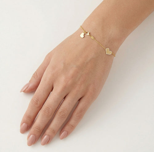 Gold-Armband mit gravierten Herzen