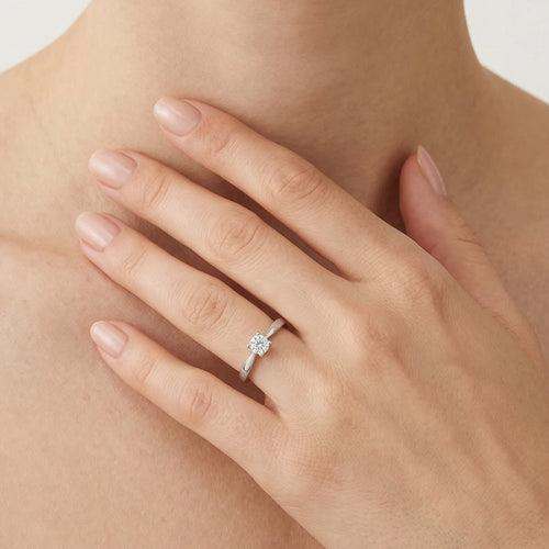 Bague en or blanc avec diamant rond