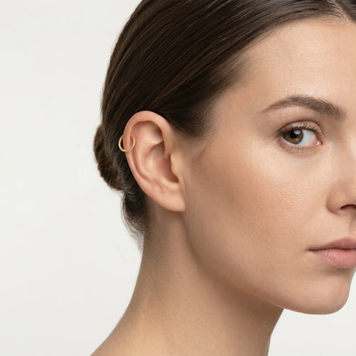 Elegantní dámský piercing s obručí a twist detailem