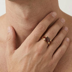 Klassischer Herrenring aus Gold mit Zargenfassung