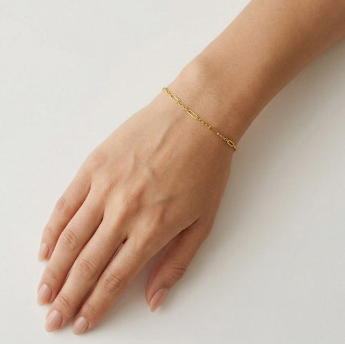 Zartes Ketten-Armband aus Gold mit Goldartikeln