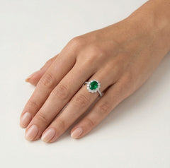 Anillo majestuoso de piedras preciosas en oro blanco