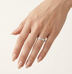 Anillo de oro blanco con acabado mate y pulido brillante