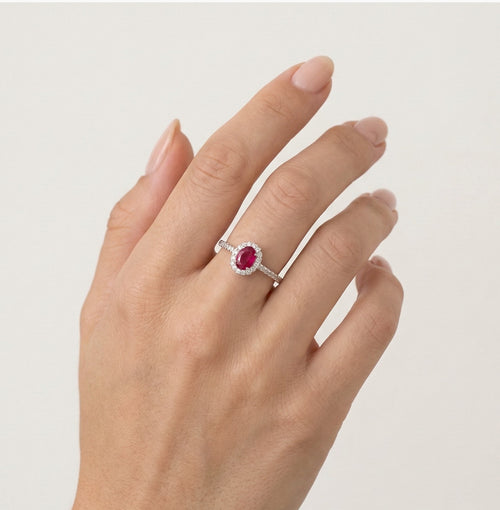 Weißgold-Rubinring mit Diamant-Halo