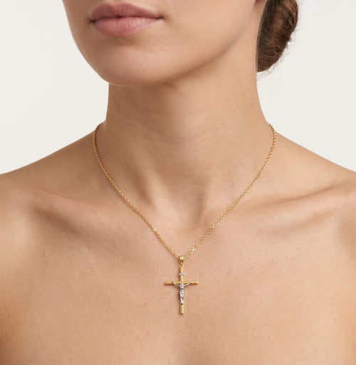Schlichtes und dünnes goldenes Kreuz mit Jesus Christus