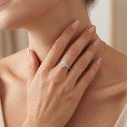 Ring mit rundem Zirkonia-Halo