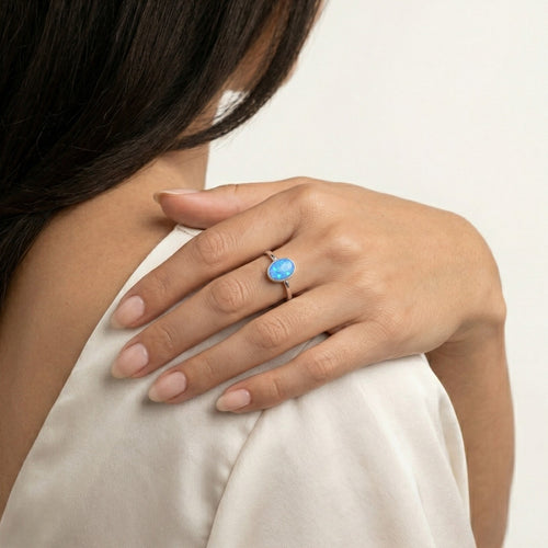 Anillo solitario sencillo de ópalo azul