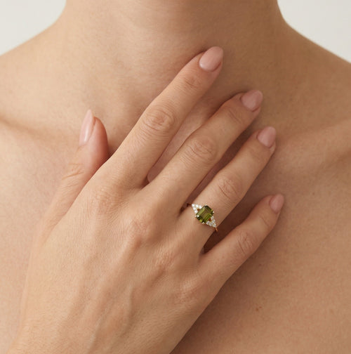 Stilvoller Ring mit Smaragdschliff-Moldavit und Zirkonia