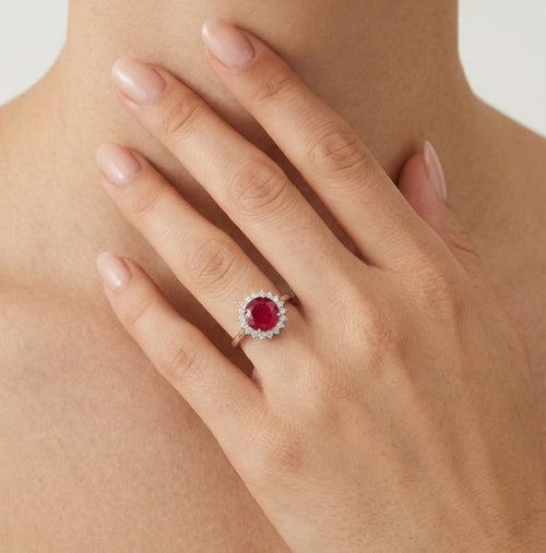 Anillo de halo en plata esterlina con rubí en el centro