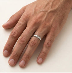 Anillos de boda clásicos de oro con alto pulido.