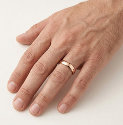 Alianzas de boda clásicas de oro rosa.