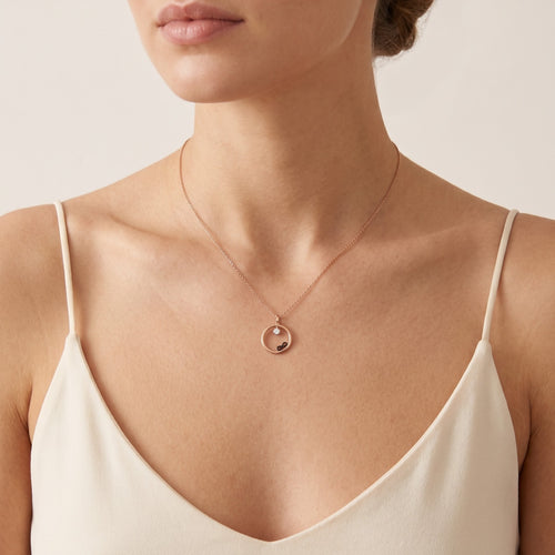 Goldene Halskette mit Diamanten und Unendlichkeitssymbol