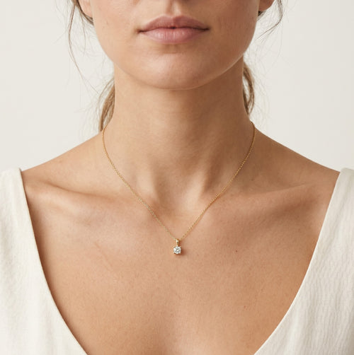 Diamond stone pendant in four prongs