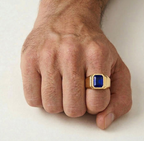 Rechteckiger synthetischer Saphir in einem Gelbgoldring