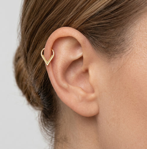 Stilvolles V-End-Hoop-Piercing aus Gelbgold