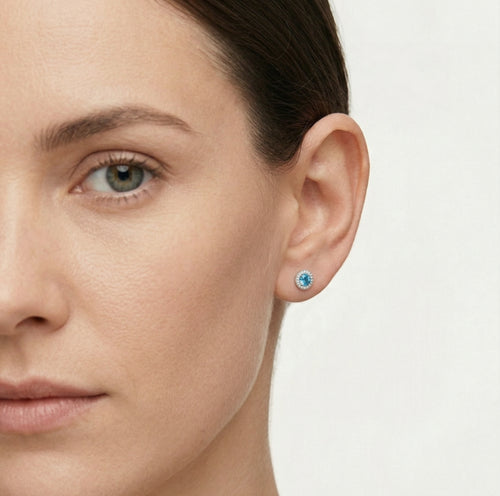 Pendientes de botón con halo y topacio en engaste de bisel