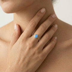 Anillo de oro blanco con ópalo azul corte ovalado