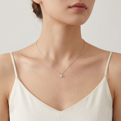 Collier en or avec un diamant solitaire