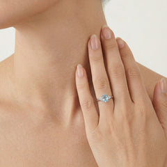 Klasický prsten s diamantem a modrým topazem z bílého zlata