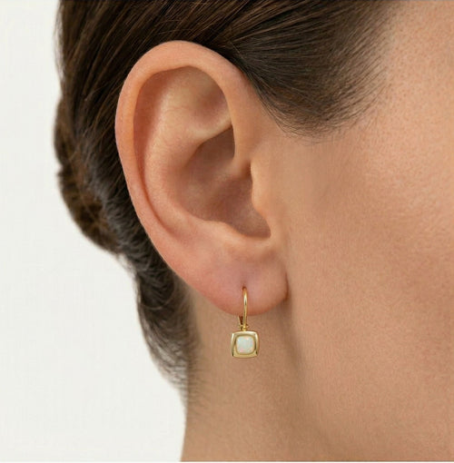 Quadratische Ohrringe mit weißem Opal in Gold