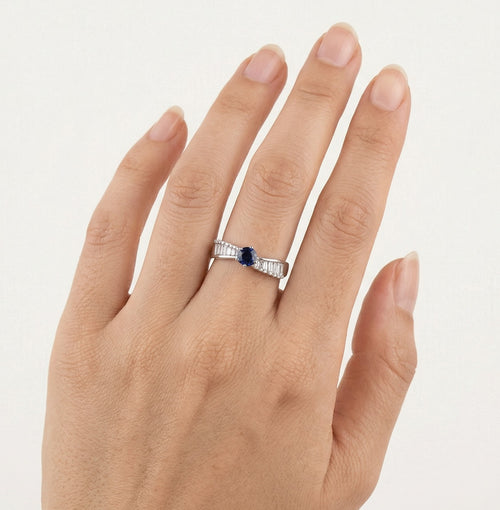 Anillo con zafiro azul y diamantes baguette
