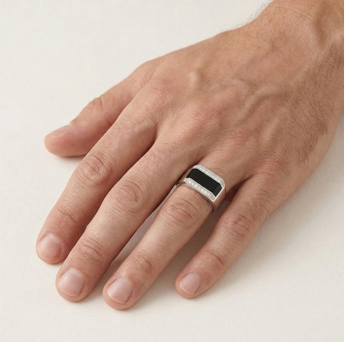 Weißgoldring mit Onyx und Diamanten