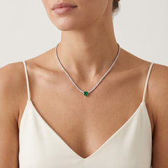 Collar de plata de ley con esmeralda en forma de corazón