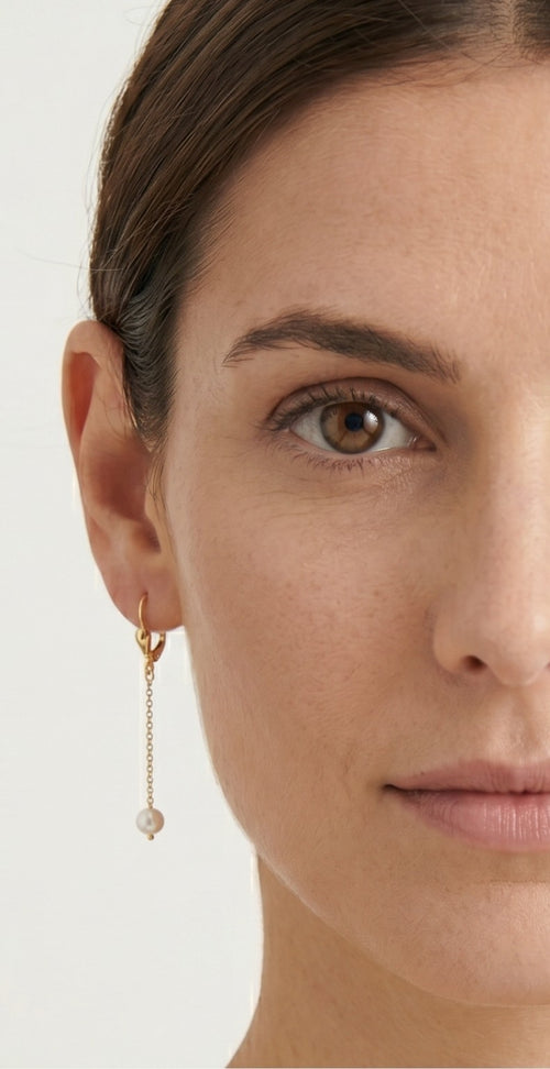 Lustrous pearl dandling earrings