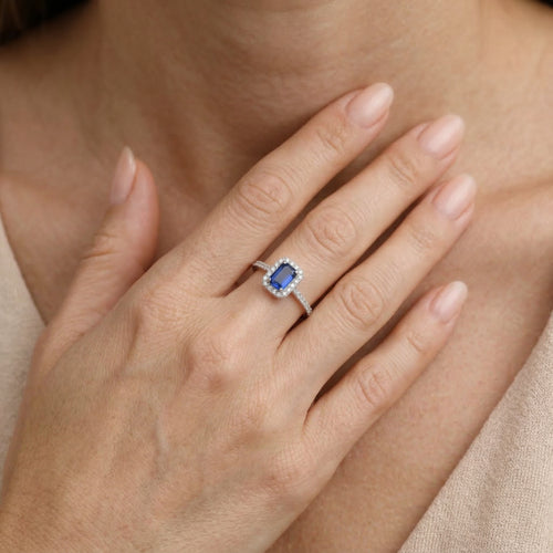 Royal white gold diamond ring with sapphire